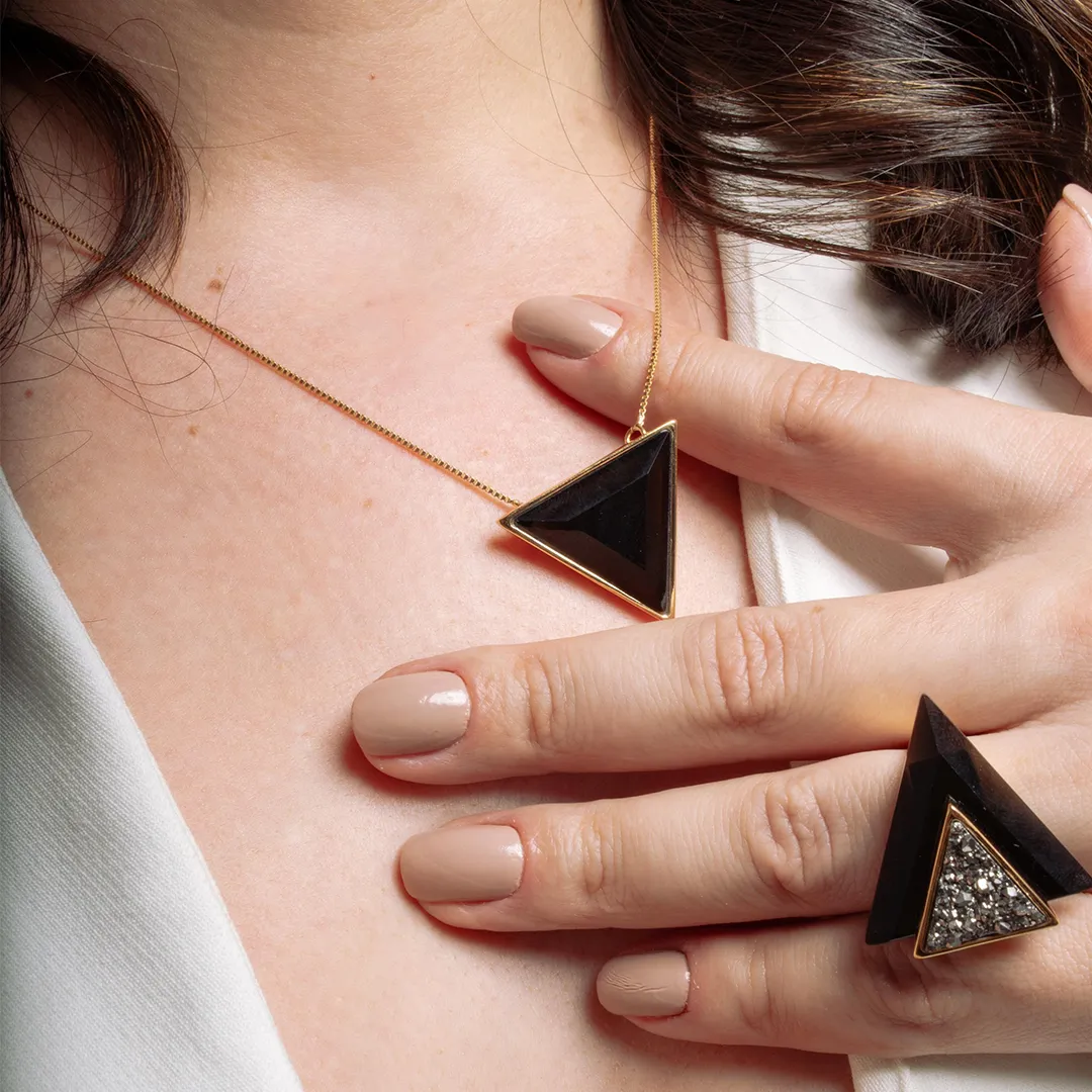 COLAR TRIANGULO OBSIDIANA NEGRA - COLEÇÃO TUDO COMEÇA NUM PONTO.