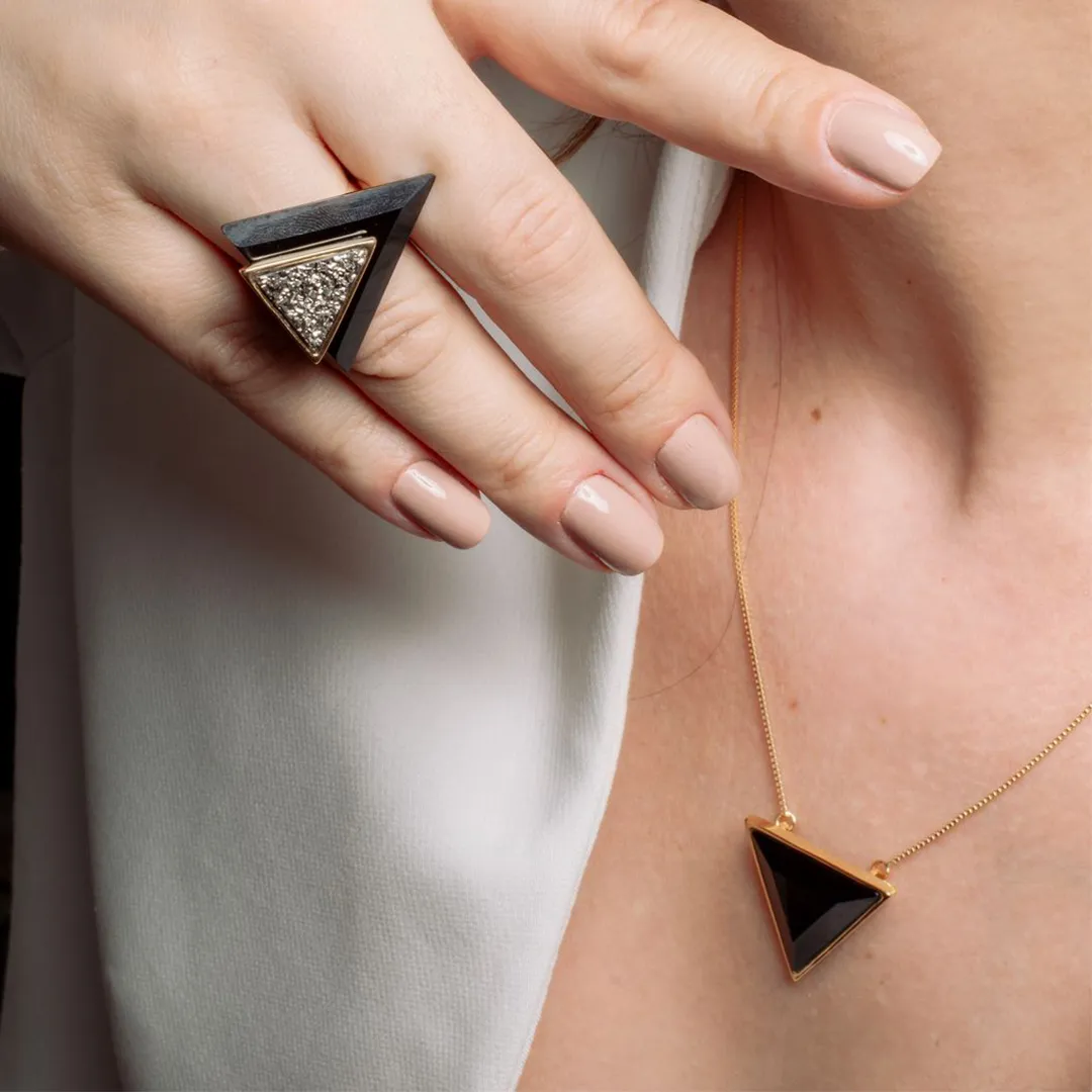 COLAR TRIANGULO OBSIDIANA NEGRA - COLEÇÃO TUDO COMEÇA NUM PONTO.
