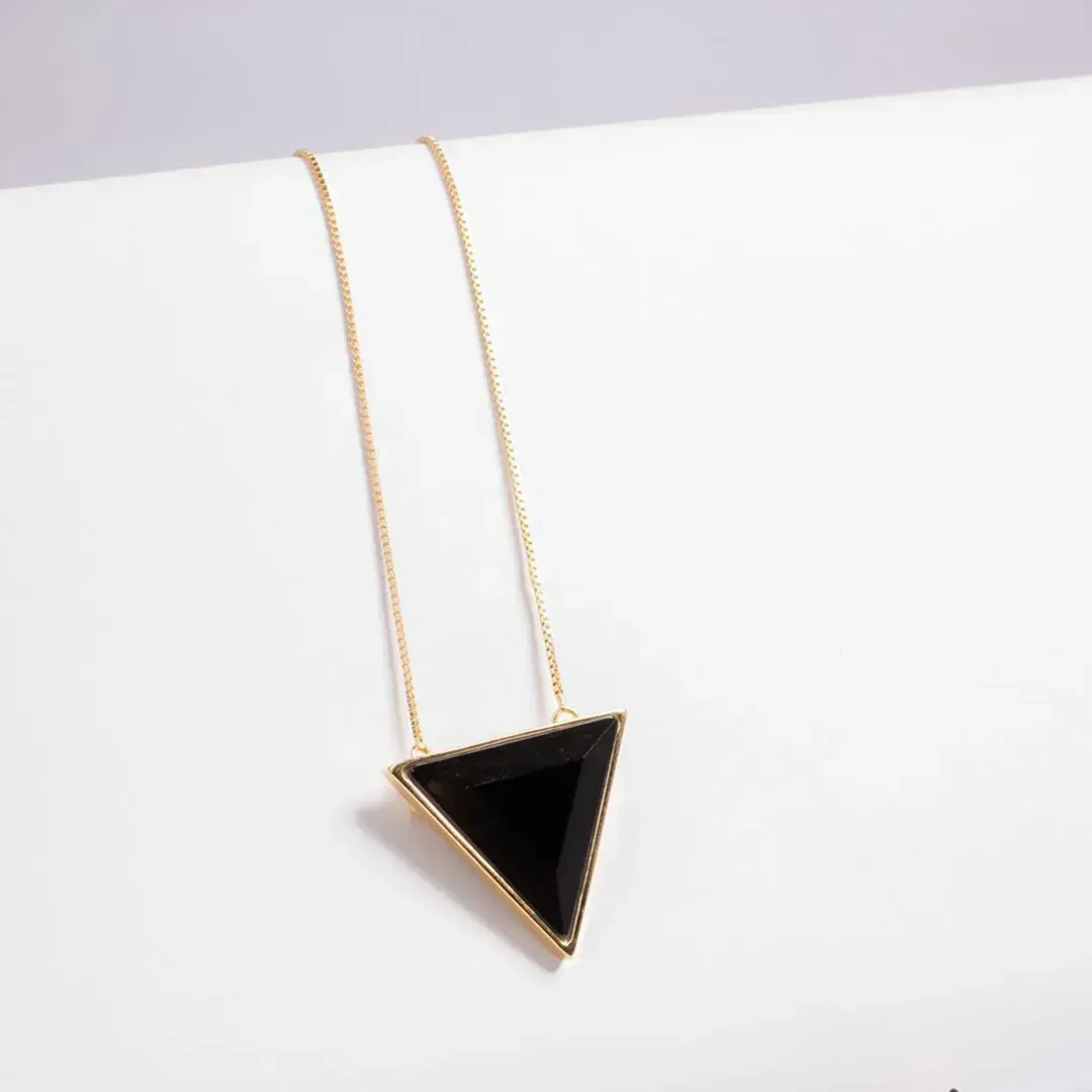COLAR TRIANGULO OBSIDIANA NEGRA - COLEÇÃO TUDO COMEÇA NUM PONTO.